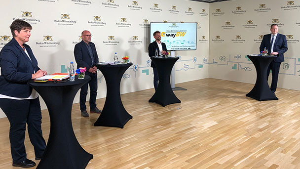 Infoveranstaltung zu Teststrecke für Oberleitungs-Lkw im Murgtal – Viele Fragen an Verkehrsminister Hermann 