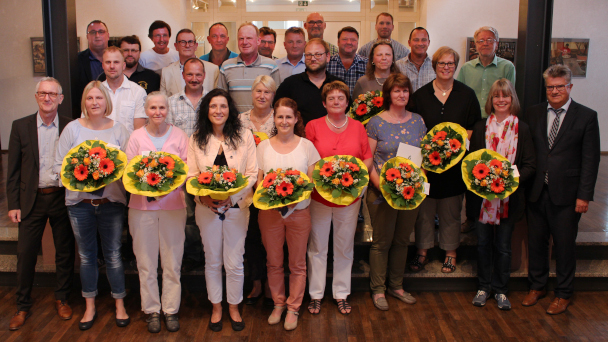 OB Hubert Schnurr und 20 Mitarbeiter mit Ehrungsmarathon - Sieben Mitarbeiter dienen schon 30 Jahre den Bürgern