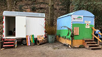 Begeisterte Kinder in romantischen Bauwagen – Waldkindergarten Gernsbach wächst und gedeiht
