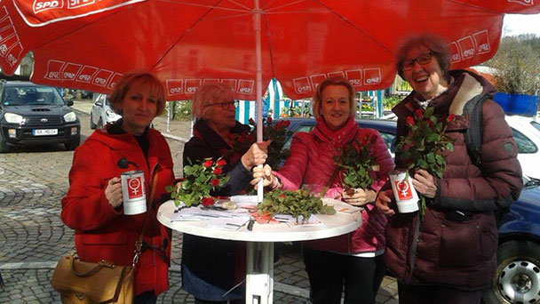 Rote Rosen von roten Frauen – SPD-Spendenaktion der Baden-Badener SPD-Frauen zum Internationalen Frauentag 