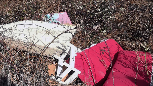 Wer erinnert sich an „rote Couch, zwei Teppiche und weißen Stuhl?“ – Illegale Müllablagerung in Staufenberg