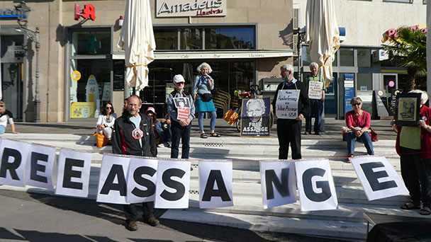 16. Assange-Mahnwache am Baden-Badener Leo - "Bei heftigem Wind spürte die Gruppe trotzdem viel Aufmerksamkeit"