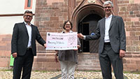 Sparkasse Baden-Baden Gaggenau spendet für die Kirche – „Große Patenschaft für die Petrusfigur“