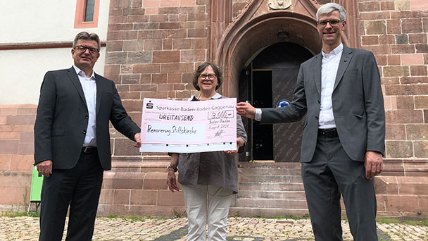Sparkasse Baden-Baden Gaggenau spendet für die Kirche – „Große Patenschaft für die Petrusfigur“