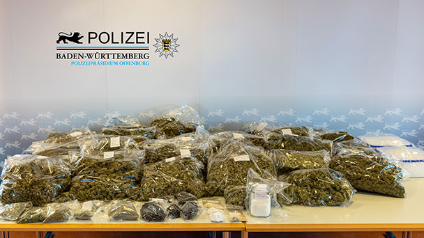Darknet-Rauschgiftverkäufer verhaftet – Polizei: „Mehrere Lieferwagen waren erforderlich, um alle beschlagnahmten Gegenstände abzutransportieren“ 