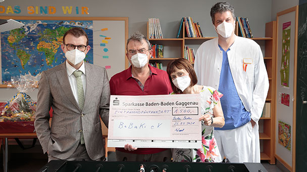 „Ein großer Scheck“ – Spende für Kinderklinik in Balg – „Wir wollen den Kindern und Jugendlichen eine Freude machen“