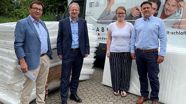 Private Hilfe für ukrainische Flüchtlinge in Baden-Baden – Lions Club beschafft 100 Matratzen und 50 Kühlschränke 