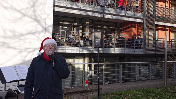 Weihnachtliche Gesänge mit Elmar Hohmann – Freiluftkonzert am Theresienheim Weihnachtliche Gesänge mit Elmar Hohmann – Freiluftkonzert am Theresienheim