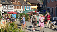 Experiment in Gernsbacher Altstadt – Künstler verwandeln Fußgängerzone in ein Atelier 