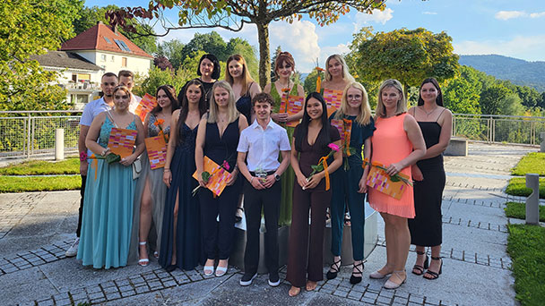 Klinikum ist ein großer Arbeitgeber – 15 Auszubildende sind glücklich über ihr Examen Klinikum ist ein großer Arbeitgeber – 15 Auszubildende sind glücklich über ihr Examen