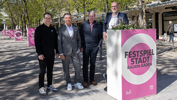 Flower-Power in Baden-Baden – Blumentaschen in den Straßen und auf den Plätzen der Stadt 