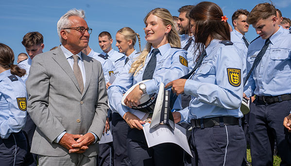 Thomas Strobl setzt auf Law and Order – 48 junge Polizisten zum Dienst begrüßt – „Baden-Württemberg gehört seit Jahren zu den sichersten Ländern“