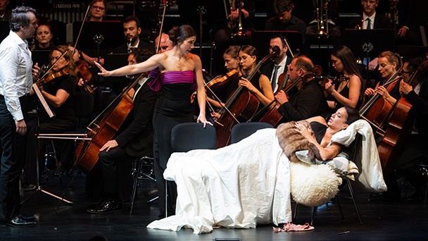 Puccinis La Bohème im Festspielhaus Baden-Baden doch noch ein Erfolg – „Star-Tenor“ Benjamin Bergheim verliert seine Stimme! – Gastkommentar von Inga Dönges