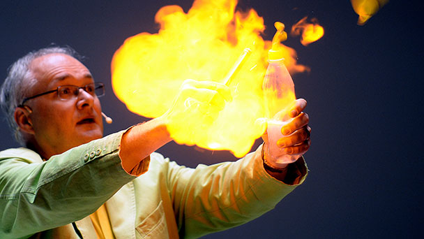 Eine Art Zauberer kommt nach Rastatt – „Heckers Hexenküche“ – Experimental-Show für Kinder Eine Art Zauberer kommt nach Rastatt – „Heckers Hexenküche“ – Experimental-Show für Kinder