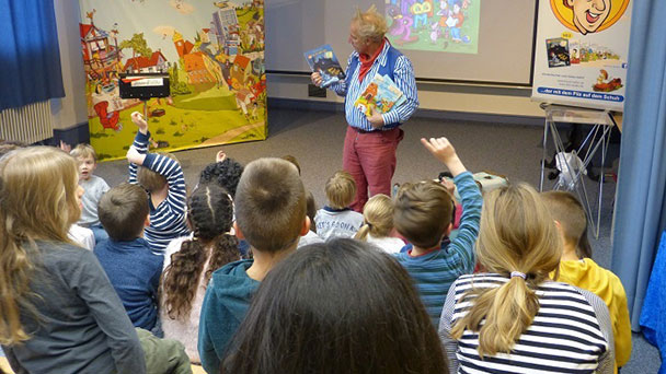 Mit Witz und Magie entführte Herr Wolke die Schüler in seine bunte Welt - Fredericktag 2018 in Baden-Oos