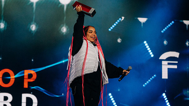 8.000 Besucher bei Konzerten des SWR 3-Festivals in Baden-Baden – Bescheidene Spende für Hochwasser-Opfer