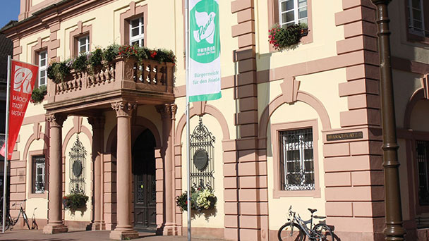 Friedensfahne am historischen Rastatter Rathaus – Organisatoren wollen Zeichen setzen für Erhalt des INF-Vertrages