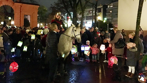 Laterne, Laterne… – Sankt Martin reitet durch Rastatt – Umzug und Martinsfeuer am 11. November