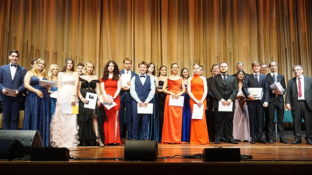 Abiturfeier der Schulstiftung Pädagogium – Abiturienten danken dem unerwartet verstorbenen Musiklehrer Uwe Serr Abiturfeier der Schulstiftung Pädagogium – Abiturienten danken dem unerwartet verstorbenen Musiklehrer Uwe Serr