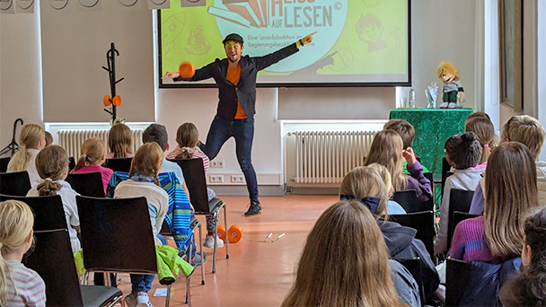 Kinder staunen mit offenen Mündern in der Stadtbibliothek Baden-Baden – Abschlussveranstaltung „Heiß auf Lesen“