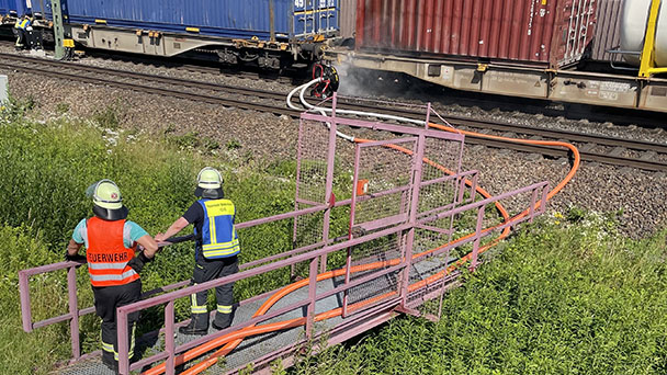 Baden-Badener Feuerwehr hatte keine Ruhe – Bahnstrecke musste gesperrt werden 