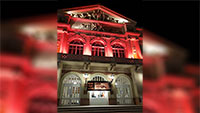 Zonta-Club startet Aktionstag gegen Gewalt an Frauen – Jugendclub mit Statements auf orangefarbener Bank vor Theater
