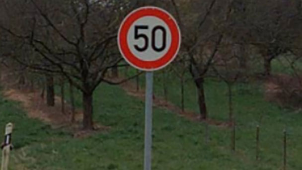 Auf der Alte Landstraße in Steinbach geht es gemächlicher zu – Autofahrer müssen vom Gas runter Auf der Alte Landstraße in Steinbach geht es gemächlicher zu – Autofahrer müssen vom Gas runter