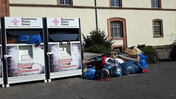 „Massive Vermüllung“ – Kinderwagen, Möbel oder Müllsäcke – Altkleidercontainer Lützowerstraße und Zaystraße werden entfernt