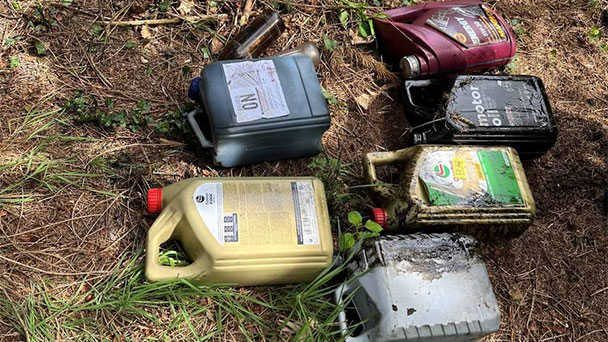 Umweltbeamte in Forbach im Einsatz – Acht Kanister Altöl die Böschung hinuntergeworfen 