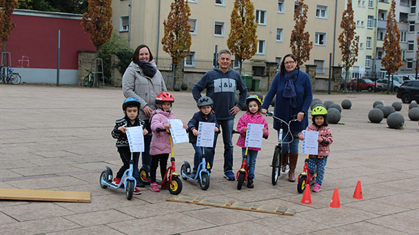 75 Mädchen und Jungen lernen sicheren Umgang mit Tretrollern – Auf die Roller, fertig, los! 