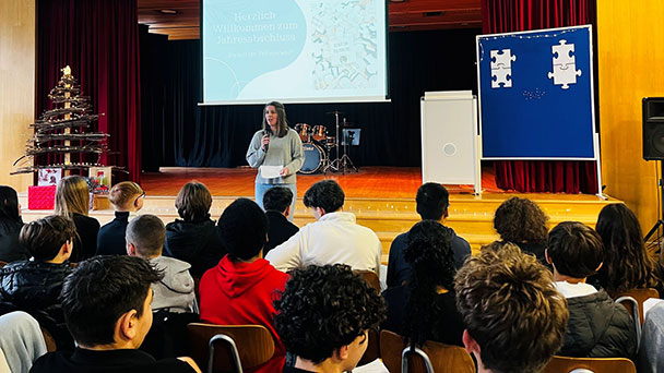 Gemeinsame Andacht stärkt Gemeinsinn – „Du bist ein Teil von uns“ – Stimmungsvolle Realschule Baden-Baden 