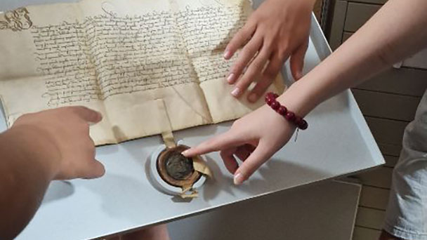 Schüler der Realschule besuchen Baden-Badener Stadtarchiv – Würdeloser Umgang mit Synagogengrundstück gleich in der Nachbarschaft 