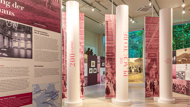 Englischer Slogan für französische Geschichte Baden-Badens – „THE PLACE TO BE. 200 Jahre Kurhaus Baden-Baden“