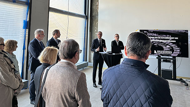 Einsame Entscheidungen in Stuttgart – Automatenspiel könnte Casino Baden-Baden dominieren – Bauausschuss informiert sich vor Ort 