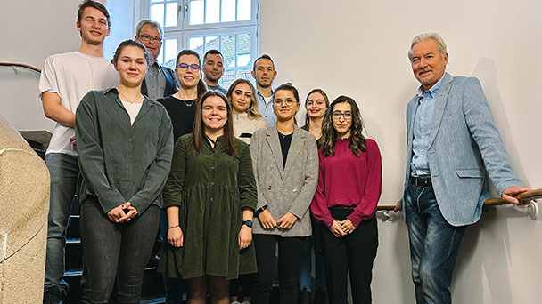 OB Späth ganz locker am Treppengeländer – Gratuliert erfolgreichen Azubis OB Späth ganz locker am Treppengeländer – Gratuliert erfolgreichen Azubis