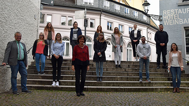 Elf neue Mitarbeiter für Stadtverwaltung Baden-Baden – Oberbürgermeisterin Mergen umringt von Azubis