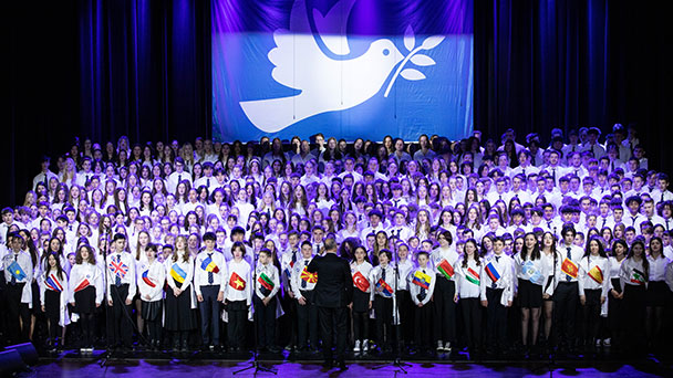 500 Baden-Badener Schüler auf der Bühne – Auftritt für Frieden und Vielfalt 500 Baden-Badener Schüler auf der Bühne – Auftritt für Frieden und Vielfalt