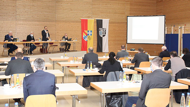 Karlsruher vor Aufbau des Zentralen Impfzentrums – Eines von neun zentralen Impfzentren in Baden-Württemberg 