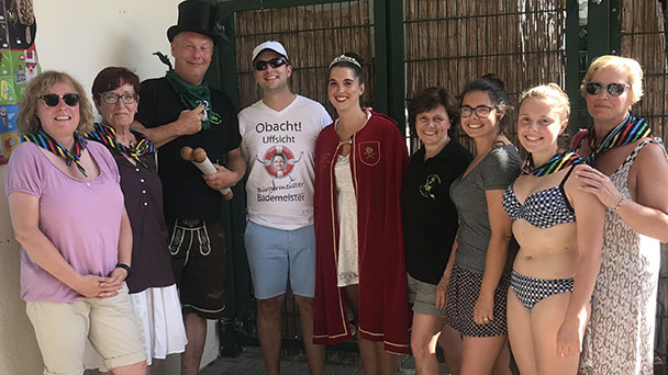 Gernsbacher Bürgermeister gab Debüt als Bademeister – „Im Sommer bei größter Hitze soll da Burges als Uffsicht am Beckerond sitze“ Gernsbacher Bürgermeister gab Debüt als Bademeister – „Im Sommer bei größter Hitze soll da Burges als Uffsicht am Beckerond sitze“