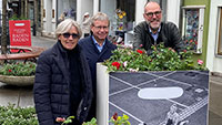 Flower Power in Baden-Baden mit Festspielhaus und Einzelhändlern – „Akelei, Goldlack, Ranunkeln, Stiefmütterchen und Hornveilchen“