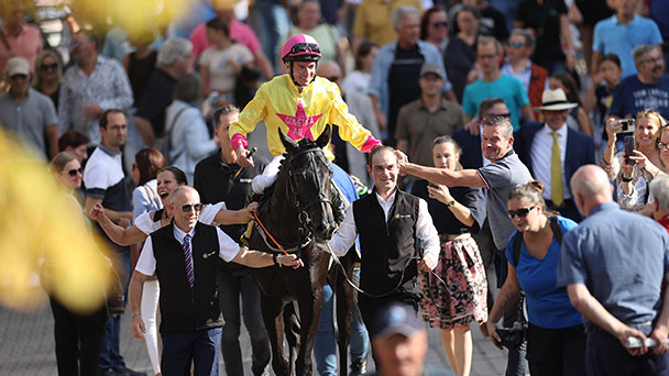 Herrliches Sommerwetter beim ersten Oktober-Renntag in Iffezheim – Sensationssieg mit 20:1 Quote Herrliches Sommerwetter beim ersten Oktober-Renntag in Iffezheim – Sensationssieg mit 20:1 Quote