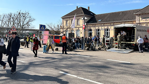 Tausende gestrandete Reisende in Baden-Baden – Rathaus und Feuerwehr im Krisenmodus – Auch Soldaten helfen