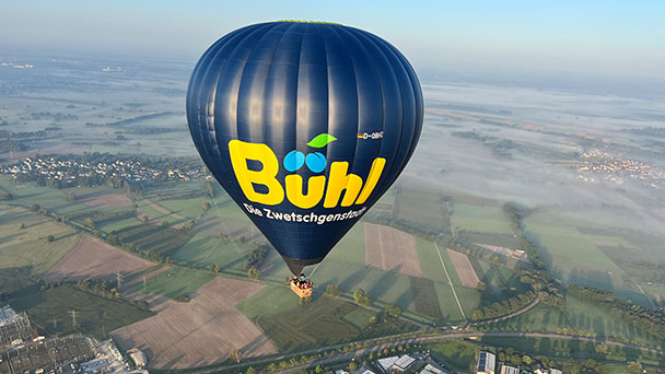 Auch der Bühler OB Schnurr und die Zwetschgenkönigin waren schon siebten Himmel – Zwetschgenstadt-Ballon hat seine erste Saison hinter sich