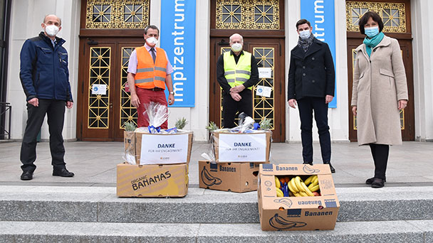 OB Mergen überbrachte die Bananen – Gesunde Spende für Mitarbeiter des Kreisimpfzentrums