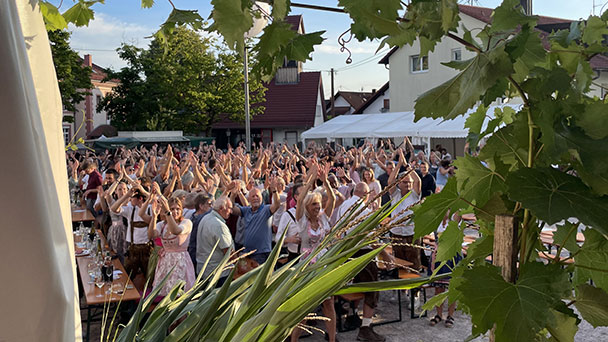 Wein, Bier und Gesang in Eisental – Winzerfest mit Oktoberfestband