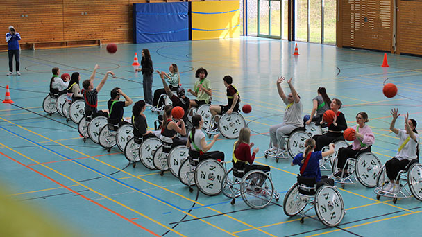 Empathie in Baden-Badener Schule – Zwei Schulstunden erleben, wie man sich bewegt, wenn man im Rollstuhl sitzt 