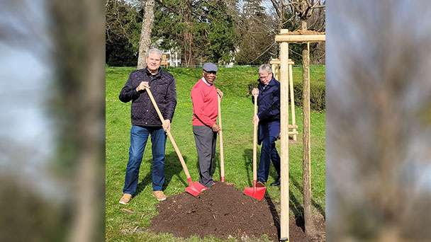 Baden-Badener Freunde der Karibik ehren alternative Literatur-Nobelpreisträgerin – Zweifarbige Eiche für Maryse Condé