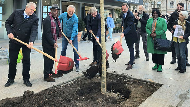 Baum der Freundschaft für Frantz Fanon in Baden-Baden – Bürgermeister Alexander Wieland vom karibischen Geist inspiriert 