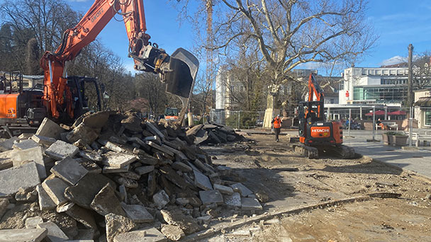Bagger rollen in der Baden-Badener Kaiserallee – Umgestaltung zwischen Reinhard-Fieser-Brücke und Kurhaus-Kolonnaden