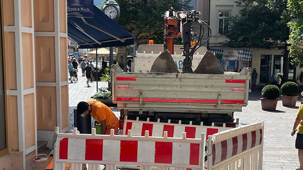 Gastronom Mike Brandau protestiert gegen Telekom-Baustellen in Baden-Badener Innenstadt – „Respektlos gegenüber den Gewerbetreibenden sowie gegenüber sämtlichen Gästen“ – „Während den Ferien und sogar während der Großen Woche“